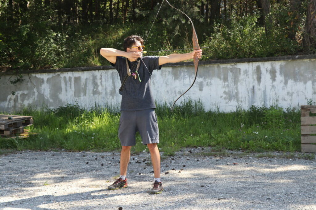 Rover beim Bogenschießen