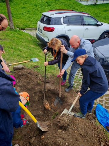 Gilde mit Unterstützung beim Graben